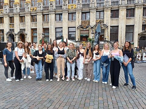 Eine Gruppe Jugendlicher in Brüssel